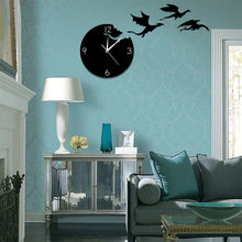 Laden Sie das Bild in den Galerie-Viewer, Fliegender Drache Wanduhr
