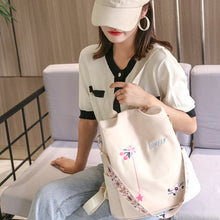 Laden Sie das Bild in den Galerie-Viewer, Wasserdichter bestickter Rucksack