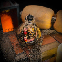 Laden Sie das Bild in den Galerie-Viewer, Schädel Piraten Rumflasche aus Harz