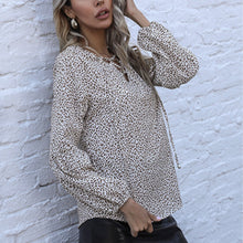 Laden Sie das Bild in den Galerie-Viewer, Lockere Bluse mit Leopardenmuster und V-Ausschnitt