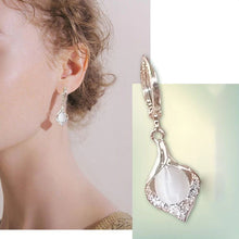Laden Sie das Bild in den Galerie-Viewer, Glänzende Katzenaugen-Ohrringe