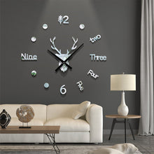 Laden Sie das Bild in den Galerie-Viewer, Hirschkopf Wanduhr