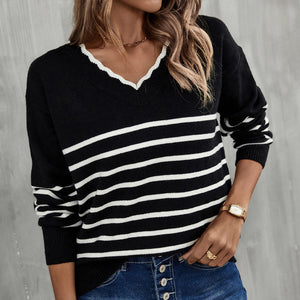 Gestreifter Strickpullover mit V-Ausschnitt