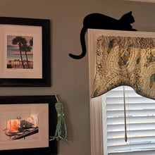 Laden Sie das Bild in den Galerie-Viewer, Türschwellenschild mit schwarzer Katze zu Halloween