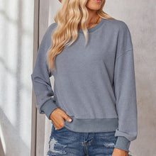 Laden Sie das Bild in den Galerie-Viewer, Einfarbiger Strickpullover mit Rundhalsausschnitt