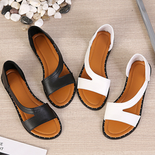 Laden Sie das Bild in den Galerie-Viewer, Flache Sandalen mit offener Zehenpartie und Nieten