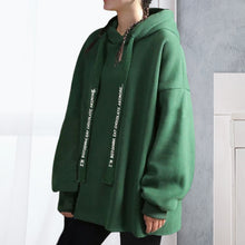 Laden Sie das Bild in den Galerie-Viewer, Kapuzenhoodie mit Monogramm