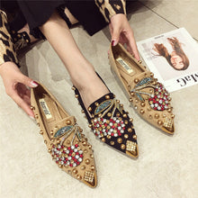 Laden Sie das Bild in den Galerie-Viewer, Kirsche Strass Nietenschuhe