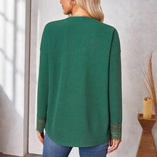 Laden Sie das Bild in den Galerie-Viewer, Strickpullover mit V-Ausschnitt aus Spitze