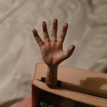 Laden Sie das Bild in den Galerie-Viewer, Halloween gruseliges Hand-Lesezeichen