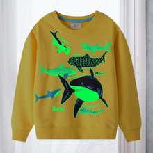 Laden Sie das Bild in den Galerie-Viewer, Rundhals-Sweatshirt mit leuchtenden Dinosauriern