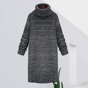 Mittellanges Strickkleid mit Rollkragen