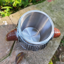 Laden Sie das Bild in den Galerie-Viewer, Schädelbecher mit Klauenhorngriff