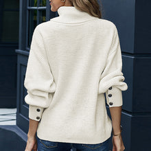 Laden Sie das Bild in den Galerie-Viewer, Einfarbiger Pullover mit Rollkragen und Knöpfen