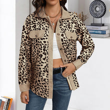 Laden Sie das Bild in den Galerie-Viewer, Cordjacke mit Leopardenmuster