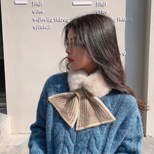 Laden Sie das Bild in den Galerie-Viewer, Süßer Warmer Plüschschal