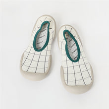 Laden Sie das Bild in den Galerie-Viewer, Rutschfeste modische weiche Socken