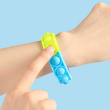 Laden Sie das Bild in den Galerie-Viewer, Farbe Silikon Armband