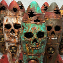 Laden Sie das Bild in den Galerie-Viewer, Die Totenkopfbombe - Kleiner Atomsprengkopf Dekor