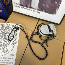 Laden Sie das Bild in den Galerie-Viewer, Stilvolle Minitasche mit Anhänger