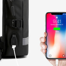 Laden Sie das Bild in den Galerie-Viewer, Diebstahlsichere Herren-Brusttasche mit USB-Ladefunktion