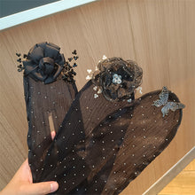 Laden Sie das Bild in den Galerie-Viewer, Handbesticktes Blumenbrötchen