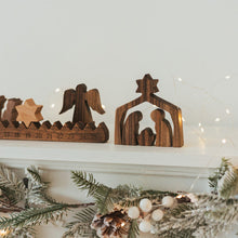 Laden Sie das Bild in den Galerie-Viewer, Holz Jesus Ornamente Set