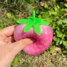 Laden Sie das Bild in den Galerie-Viewer, Erdbeer-Kneifspielzeug