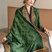 Laden Sie das Bild in den Galerie-Viewer, Stylischer Schal mit Leopardenmuster