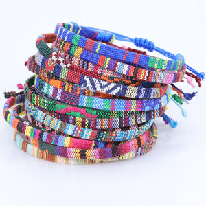Geflochtenes Regenbogen-Armband