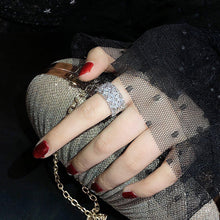 Laden Sie das Bild in den Galerie-Viewer, Glänzender durchbrochener Blumenring