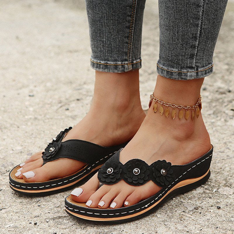 Leichte Blumensandalen für Damen