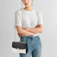 Laden Sie das Bild in den Galerie-Viewer, Stylische Umhängetasche mit Kette