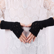 Laden Sie das Bild in den Galerie-Viewer, Halbfingerhandschuhe aus Wolle