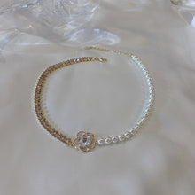 Laden Sie das Bild in den Galerie-Viewer, Halskette mit Perlen- und Kamelie-Design