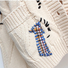 Laden Sie das Bild in den Galerie-Viewer, Modische lockere Winterstrickjacke mit Stickerei