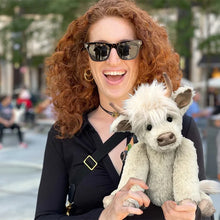 Laden Sie das Bild in den Galerie-Viewer, Simulation Schottische Hochlandkuh Plüschpuppe