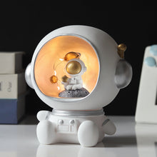 Laden Sie das Bild in den Galerie-Viewer, Astronaut Sparschwein aus Harzmaterial
