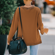 Laden Sie das Bild in den Galerie-Viewer, T-Shirt mit Leopardenmuster und V-Ausschnitt