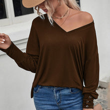 Laden Sie das Bild in den Galerie-Viewer, Braunes T-Shirt mit V-Ausschnitt