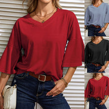 Laden Sie das Bild in den Galerie-Viewer, Schlichtes ausgestelltes T-Shirt mit V-Ausschnitt