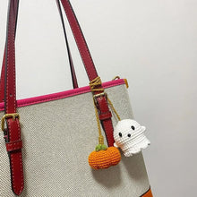 Laden Sie das Bild in den Galerie-Viewer, Geister-Anhänger aus gestrickter Wolle