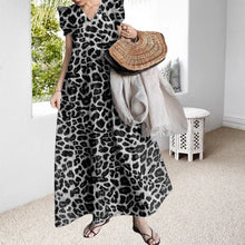 Laden Sie das Bild in den Galerie-Viewer, Langes Kleid mit Leopardenmuster