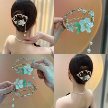 Laden Sie das Bild in den Galerie-Viewer, Schmetterlings-Haarnadel mit Blumenfransen