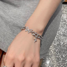 Laden Sie das Bild in den Galerie-Viewer, Durchbrochenes Armband mit Schmetterling und Sternen