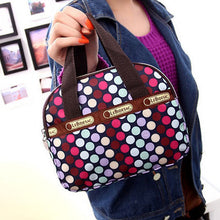 Laden Sie das Bild in den Galerie-Viewer, Schultertasche aus Nylon mit Blumendruck