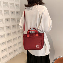 Laden Sie das Bild in den Galerie-Viewer, Leichte Schultertasche aus Nylon
