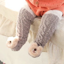 Laden Sie das Bild in den Galerie-Viewer, Flauschige Wintersocken für Babys