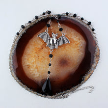 Laden Sie das Bild in den Galerie-Viewer, Fledermaus-Halskette mit Wassertropfen
