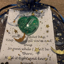 Laden Sie das Bild in den Galerie-Viewer, Herzförmige Taschenumarmung